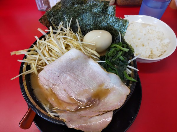 「ネギチャーシュー麺 白(3枚)＋のり 味玉」@王道家直伝 との丸家 八潮店の写真