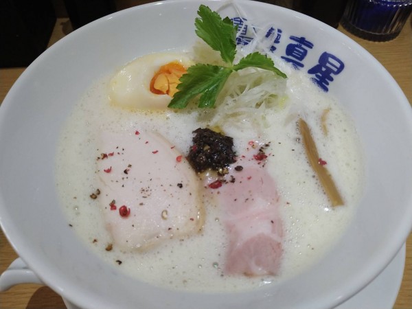 「濃厚鶏白湯らーめん塩(990円)+割れ玉(10円)」@麺屋 真星の写真