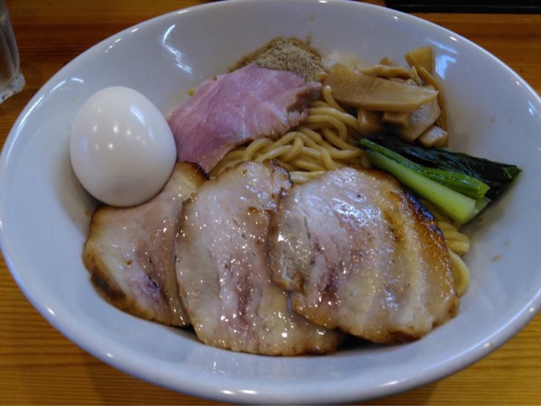 「肉煮干まぜそば（半熟塩玉子入）」@麺笑 コムギの夢の写真