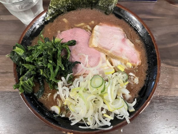 「ラーメン900円＋丸ねぎ増し60円」@神田ラーメン わいず 神田本店の写真