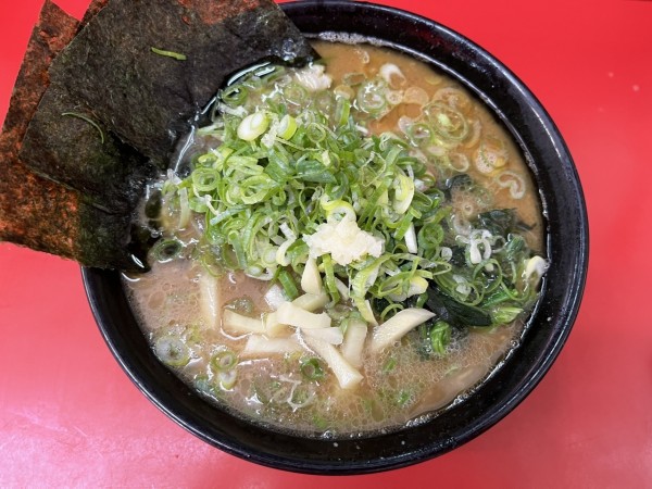 「ラーメン750円＋青ネギ80円」@ラーメン杉田家の写真