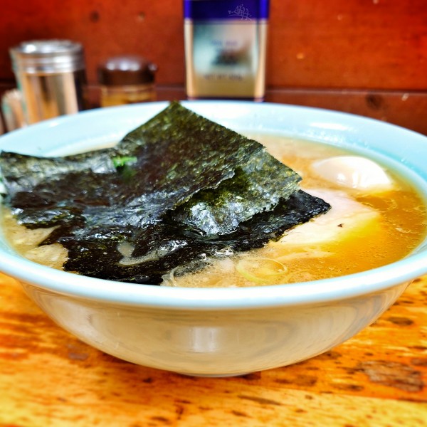 「中ラーメン、味付タマゴ」@近藤家 川崎店の写真