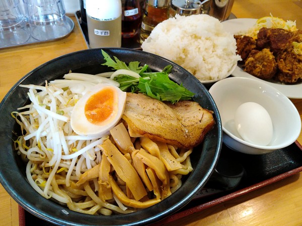 「4月限定/魚介まぜそば+特盛り+生たまご+唐揚げ　他」@優勝軒 狭山店の写真