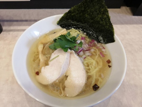 「塩らーめん　　900円」@麺処 八鶏の写真