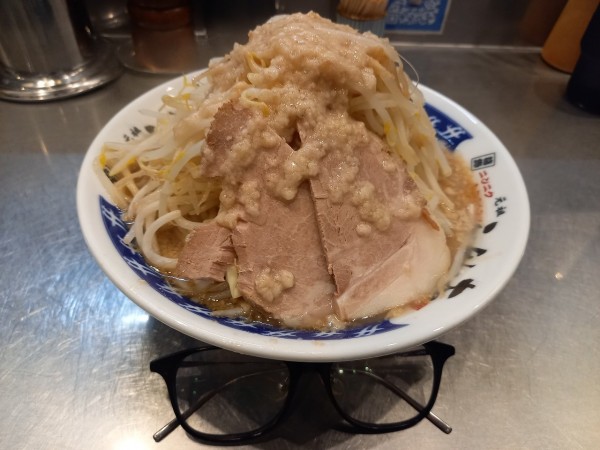 「ラーメン(野菜多め・脂多め)味玉」@らーめん大 大森店の写真