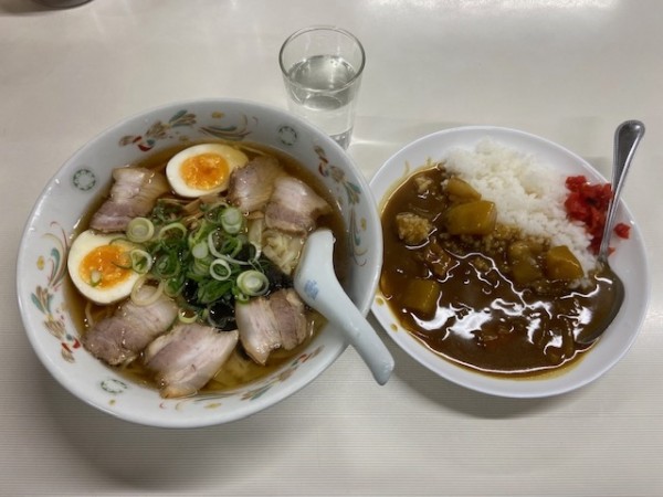 「「チャーシゥワンタンメン＋ゆで玉子」「半カレー」」@ラーメン あづま家の写真