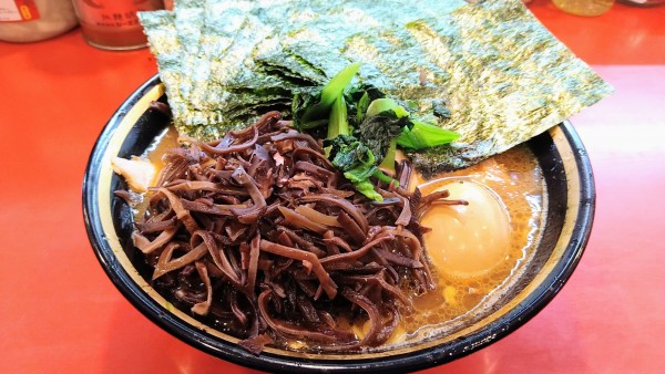 「中盛チャーシューメン(味濃いめ･麺硬め)＋味玉･木耳･海苔」@家系総本山 ラーメン吉村家の写真