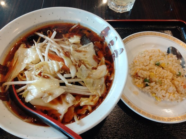 「辛野菜ラーメン+半チャーハンセット」@中華酒房 龍晶餃子の写真