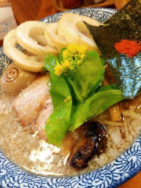 「カリフリ背脂と煮干しの三ッ星醤油らーめん」@らーめん森や。の写真