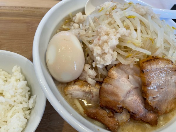 「豚骨豚そば／ニンニク少々・背脂・野菜増し(750円),ごはん（1」@まるぜんの写真