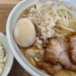 豚骨豚そば／ニンニク少々・背脂・野菜増し(750円),ごはん（1