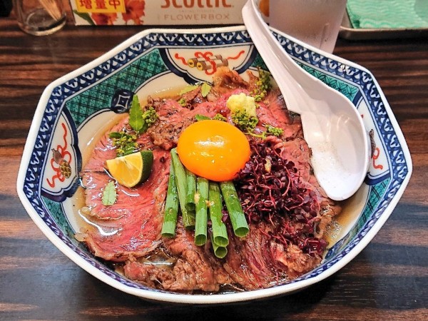 「和牛と和出汁の港区風そば ＋肉増し」@稲荷屋の写真