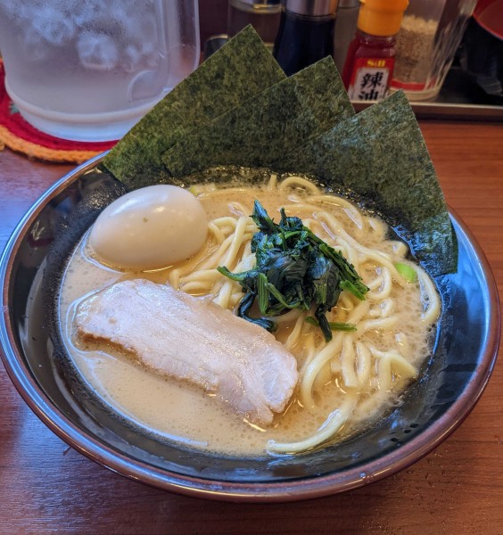 「豚骨醤油ラーメン + 味玉 + マー油」@宮本商店 川口新井宿店の写真