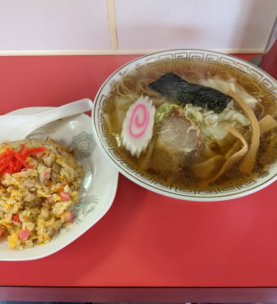 「ワンタンメン＋半チャーハン」@中華 十八番の写真