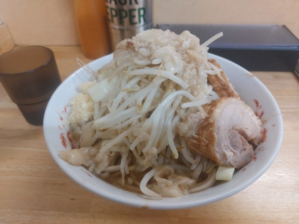 「小ぶた2枚ニンニクアブラ」@ラーメン 登良治郎の写真