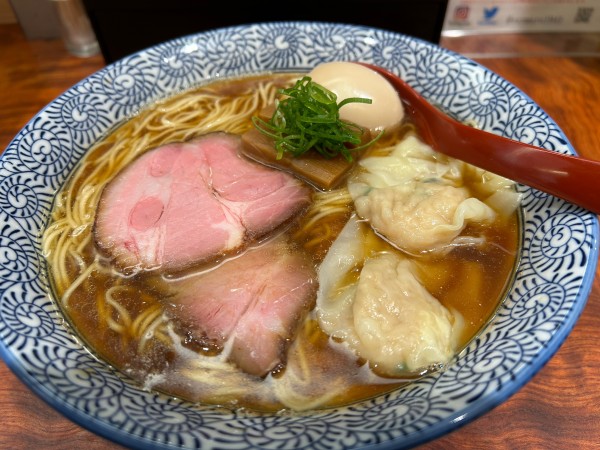 「特製醤油そば1250円＋大盛150円」@三馬路 東京店の写真