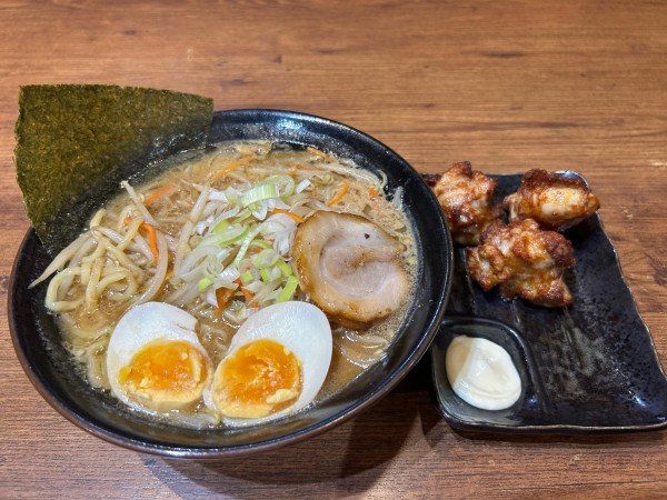 「【期間限定】特製味噌ラーメン968円、唐揚げ3個275円」@マルヤ商店の写真