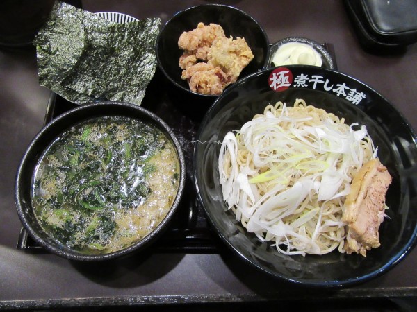 「限定　和節豚骨醤油つけ麺　ほうれん草増し（１０１０円）他」@極煮干し本舗 荒川沖店の写真