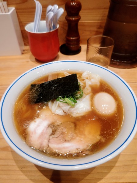 「復刻   鵠沼ワンタン麺+名古屋コーチン味付け玉子」@支那そばや 新横浜ラーメン博物館店の写真