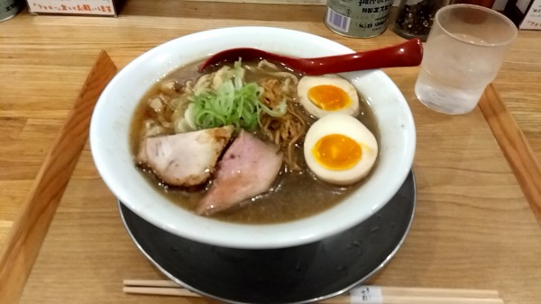 「味玉らーめん （煮干し）（１，３５０円）」@麺や 七彩 八丁堀店の写真