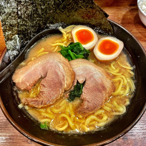 「豚骨SP醤油大盛」@横浜家系ラーメン希家 矢口渡の写真