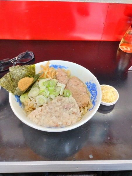 「まぜそば（中）+ニンニク　900円」@手打ち中華そば 酒田 河原町店の写真