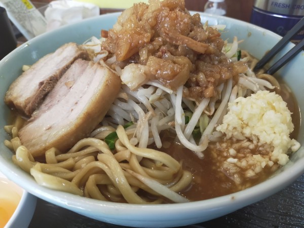 「特・生卵（麺硬め・脂・にんにく）」@ラーメンめじの写真