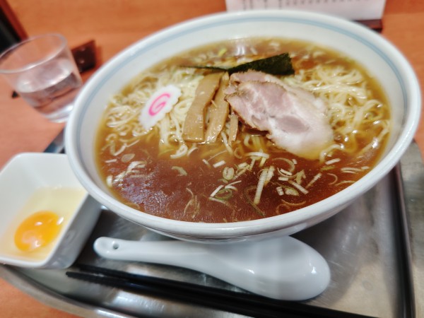 「中華麺９５０円＋玉子なま５０円」@河辺大勝軒の写真