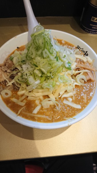 「超濃厚ごっつカレーラーメン+チーズ+無料半ライス」@超ごってり麺 ごっつ 津田沼店の写真