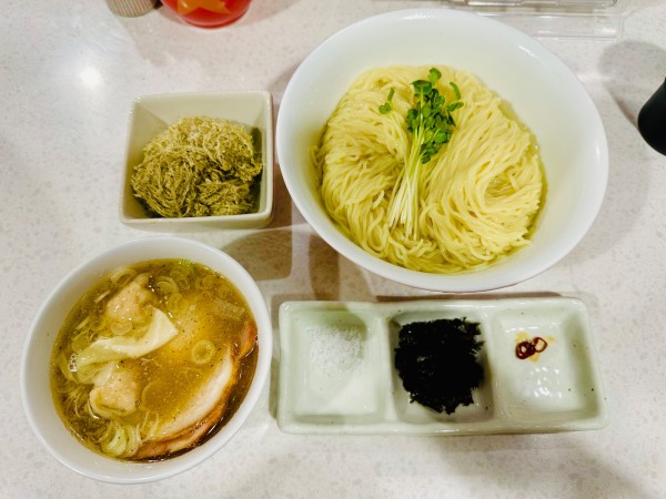 「【限定】4種類の煮干しとカツオ節サバ節の昆布水つけ麺」@ラーメン星印の写真