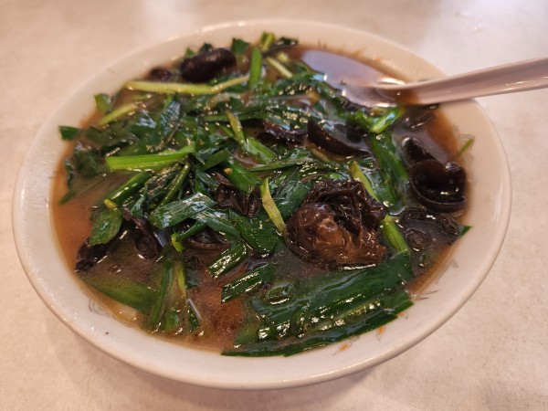 「韮キクラゲそば」@上海手打ちそばヤンヤン 銀座・三原橋交番前の写真