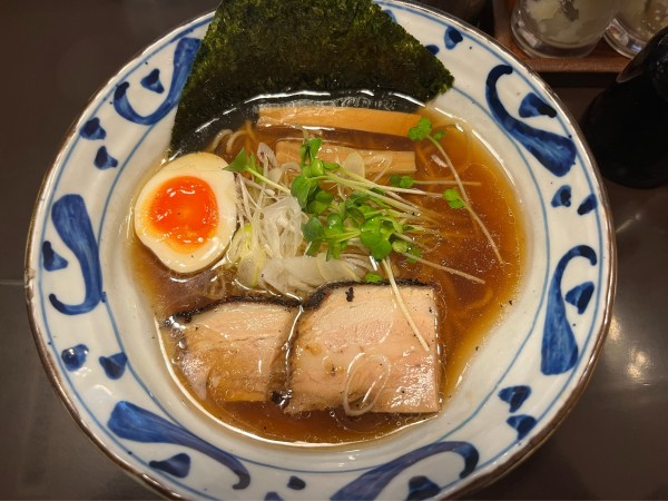 「中華そば　黒　細麺」@野田醤油らーめん 麺屋あじくま 初石店の写真