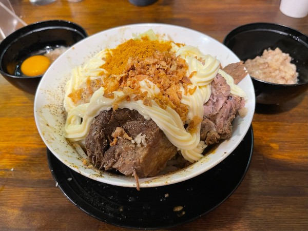 「カレー汁なし＋チーズ＋アブタマ」@道の途中の写真