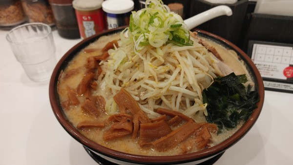 「でっかいどう(味噌)・メンマ・もやし ￥1,340」@北海道らーめん みそ熊 新橋店の写真