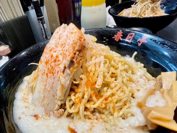 「鳥豚油そば 最強盛/ライス」@油そば 春日亭 千葉店の写真