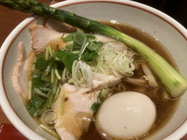 「特製石臼挽き中華そば+期間限定アスパラ」@富良野 とみ川 東京ラーメンストリート店の写真