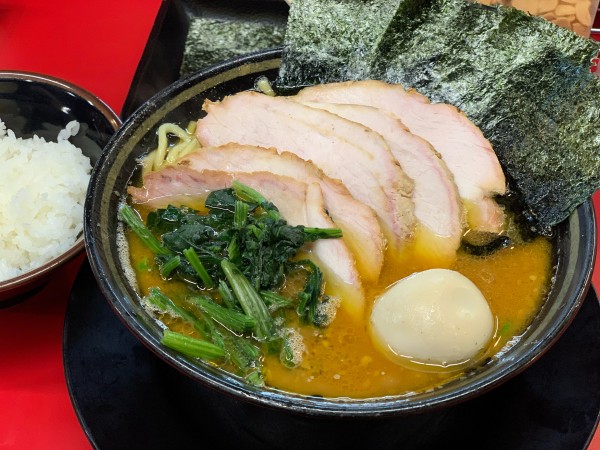 「チャーシューメン5枚（カタメ・油多め）燻製玉子」@IEKEI_TOKYO 王道家直系の写真