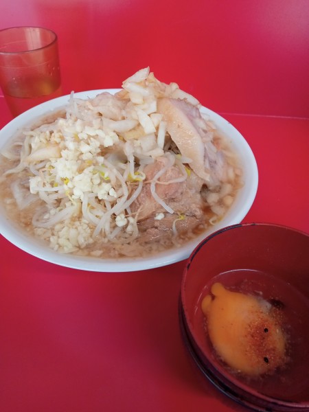 「ラーメン小¥８００生たまご¥70玉ねぎ¥70」@ラーメン二郎 大宮公園駅前店の写真