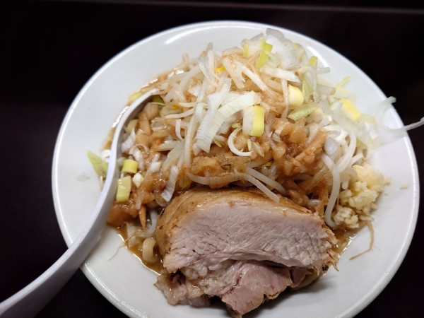 「ラーメン950円 野菜少なめ、にんにくちょっと、あぶら、ねぎ」@ラーメン一心の写真