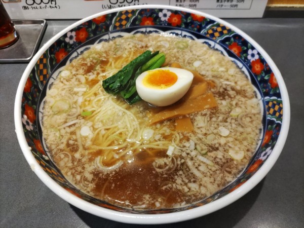 「特製醤油らーめん+サービスライス」@らーめん 松富の写真