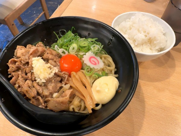 「旨辛肉玉まぜそば（ライス無料）」@おとど食堂 葛西店の写真
