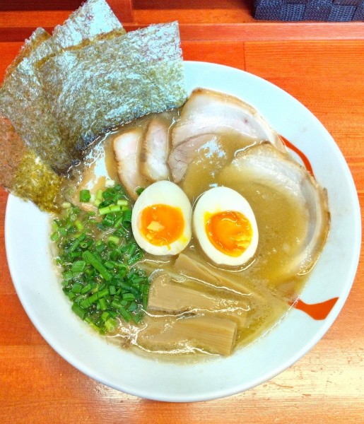 「(裏) オンリーとんこつ 全部のせ 990円」@らーめん・油そば 笑びすの写真