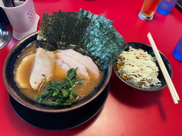 「チャーシューメン3枚中盛　のり　バラ　トントロ　カタオオ」@家系ラーメン 王道家の写真