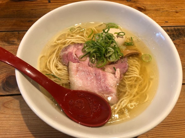 「軍鶏味玉塩ラーメン」@麺屋 翔 西新宿本店の写真