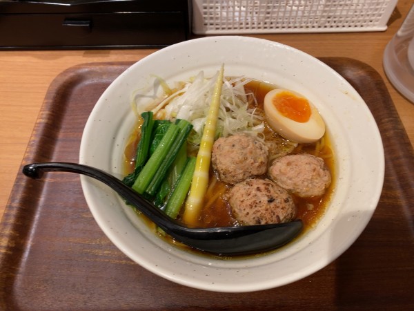 「鶏つくね増しラーメン 醤油」@麺処 直久 大久保店の写真