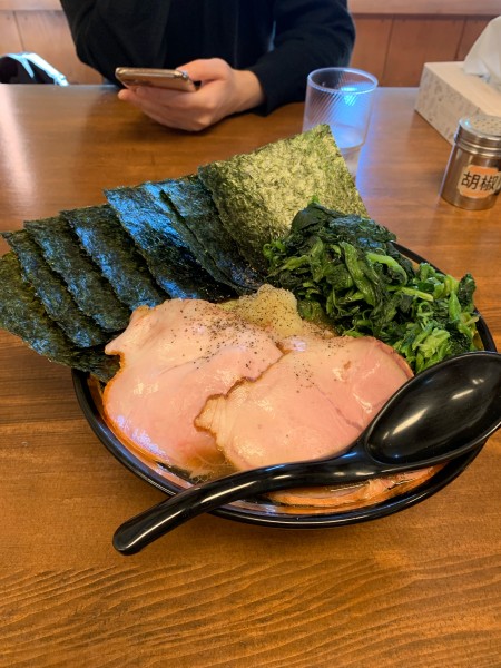 「チャーシュー麺大、のり、ほうれん草トッピング　硬め、濃いめ、油多」@ラーメンとむのの写真