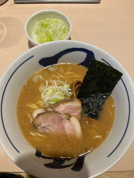 「濃厚らーめん（ねぎ増しトッピング）」@つじ田 渋谷フクラス店の写真