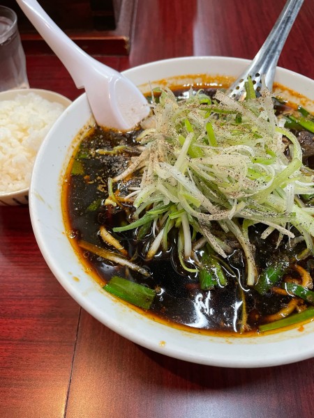 「限定 ピリ辛ニラネギそば 小ライス」@鶏こく中華 すず喜の写真