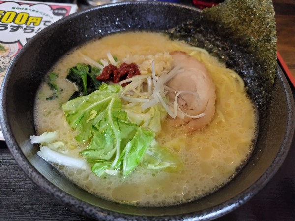「塩とんこつラーメン　※㋗で５００円　＋豆板醤＆ニンニク：無料」@ラーメン 白  本店の写真