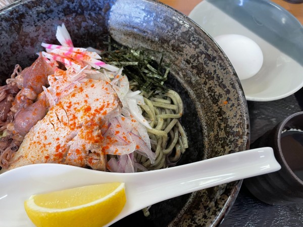 「月のオリジナルメニュー：ホタルイカのイカスミパスタじゃなくて」@まぜそば 二代目 白山の写真